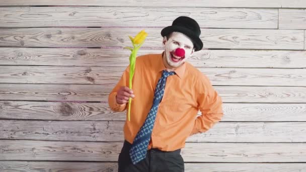 Clown con fiori di tulipano in concetto divertente — Video Stock