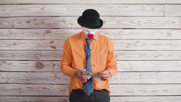 Dancing clown businessman with money . Concept of big boss with money. Stupid and greedy boss — Stock Video