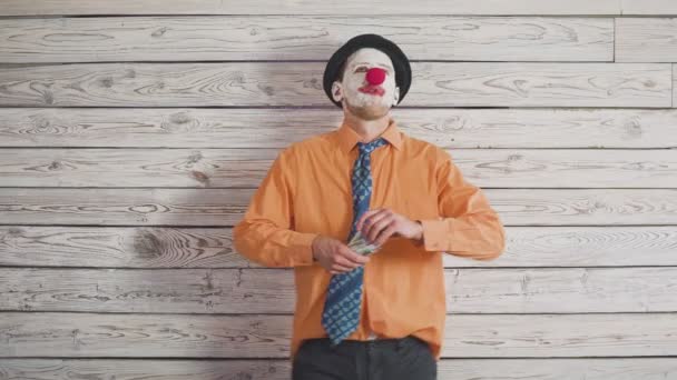 Clown danzante uomo d'affari con i soldi. Concetto di grande capo con i soldi. Stupido e avido capo — Video Stock