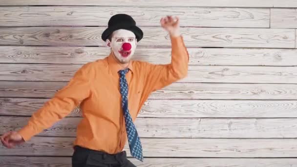 Dancing clown businessman with money . Concept of big boss with money. Stupid and greedy boss — Stock Video