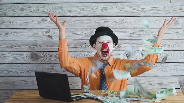 Clown uomo d'affari con i soldi in mano. Concetto su capo grande con soldi . — Foto Stock