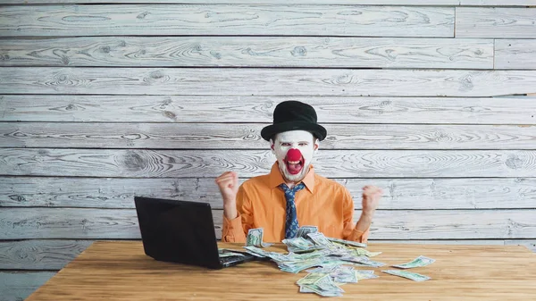 Payaso hombre de negocios con dinero en la mano. Concepto de gran jefe con dinero . Fotos de stock