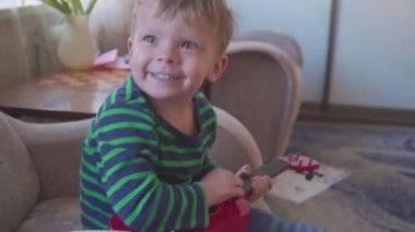 neşeli küçük çocuk gitar şarkı ve dans oynuyor