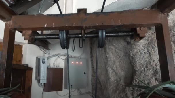 Aufzugmechaniker repariert Aufzug im Aufzugsschacht. Aufhebungsmechanismus in Nahaufnahme — Stockvideo
