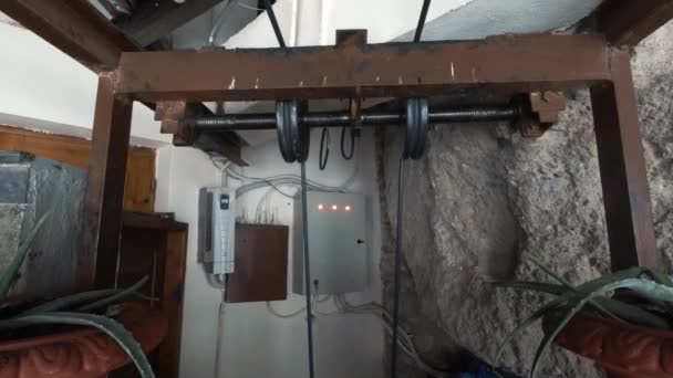 Машинист лифта ремонтирует лифт в шахте лифта. механизм подъема крупным планом — стоковое видео