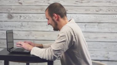 Internet iş. Bilgisayarda çalışan bir iş adamı. Ve paranın üstüne düşüyor.