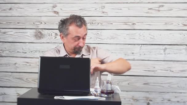 Zieke baard man hoesten, zittend op de werkplek met de computer. Hd — Stockvideo