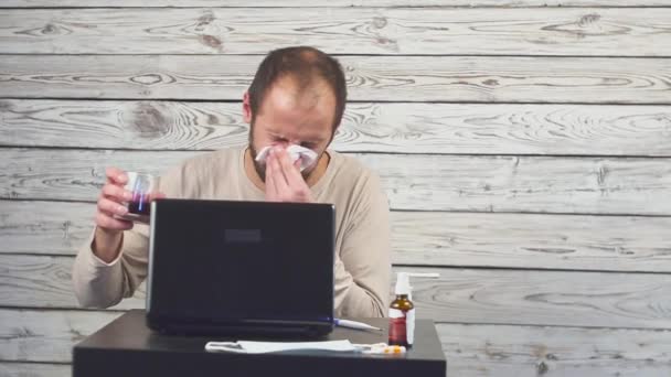 Sick Beard man hosta. Arbeta på kontoret med dator. — Stockvideo