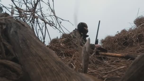 Lädt ein Jagdgewehr. Gänsejagd aus der Deckung — Stockvideo