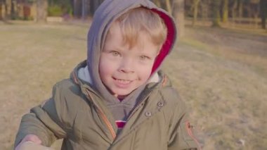 Ormanda bir çocuk koşuyor. Mutlu bir çocuğun portresi. İlkbahar veya sonbahar gecesi.