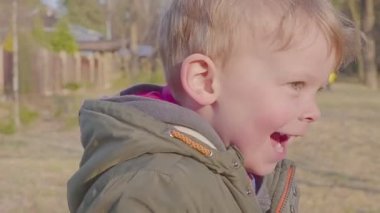 Ormanda bir çocuk koşuyor. Mutlu bir çocuğun portresi. İlkbahar veya sonbahar gecesi.
