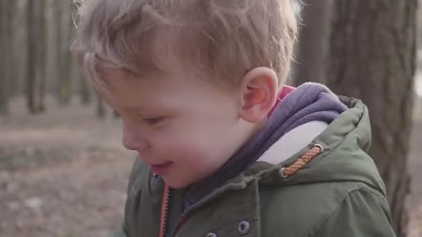 Mały chłopiec działa w lesie, śmiejąc się i grając w HD — Wideo stockowe