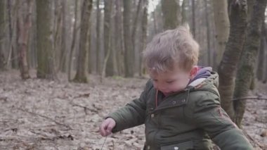 Küçük çocuk ormanda çalışan, gülüyor ve HD oynuyor