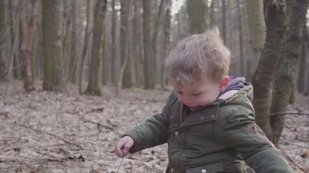 Petit garçon courant dans la forêt, riant et jouant hd 