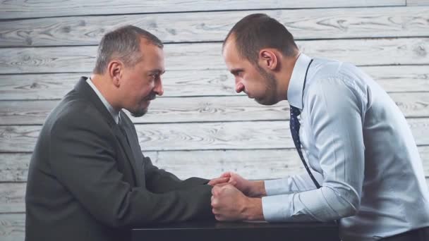 Business ilska konflikt. Två affärsmän titta våldsamt på varandra. — Stockvideo