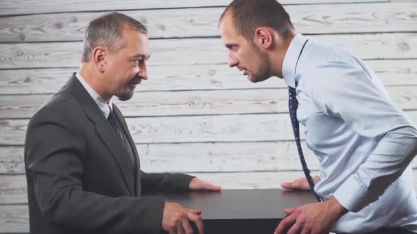 Conflito de raiva de negócios. Dois empresários gritam violentamente e juram um com o outro . — Vídeo de Stock