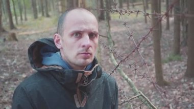 Dikenli tellerle çitin yanındaki adam. Yasadışı göç ve kaçakçılık kavramı. Uyuşturucu Kaçakçılığı.