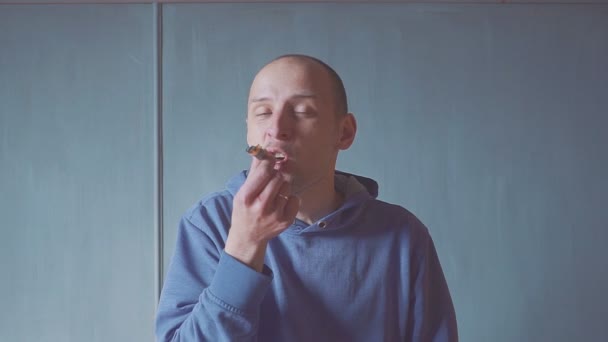 Retrato jovem fumando um cigarro interior closeup. fumaça fogo luz . — Vídeo de Stock