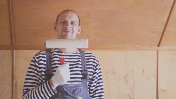 Retrato de un trabajador molar con un rodillo molar en las manos. Está mirando a la cámara. . — Vídeo de stock