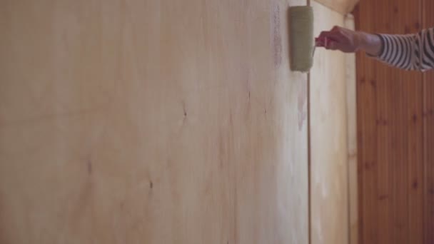 O trabalhador pinta um sótão de madeira. Tratamento de superfície de madeira . — Vídeo de Stock