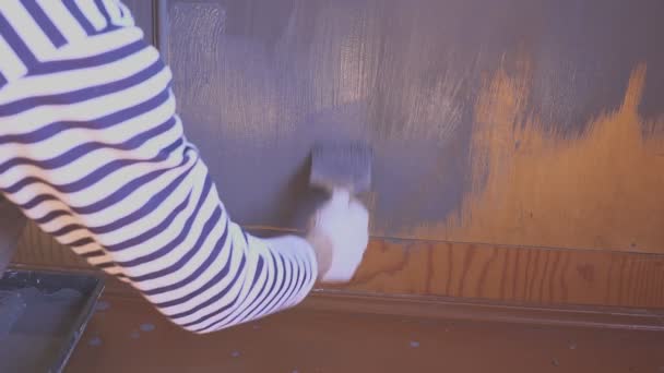 Ο εργάτης ζωγραφίζει μια ξύλινη σοφίτα. Επεξεργασία επιφάνειας ξύλου. — Αρχείο Βίντεο