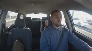 Uykulu Adam Bebekle Araba Sürüyor. Erkek Sürücü Uykuya Dalıyor. Zaman turları