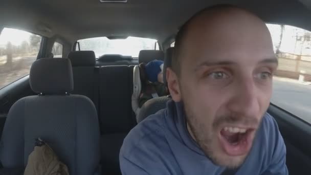 Glücklicher Mann singt mit Leidenschaft und Zuversicht Auto zeigt mit dem Finger auf Kamera-Zeitlupe — Stockvideo
