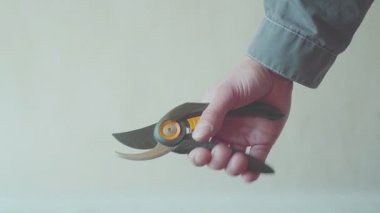 el tutarak izole hd ağacın kesme pliers