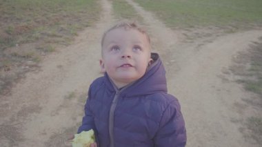 L elma yiyen güzel çocuk portresi