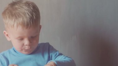 iki yaşındaki çocuk albümde marker ile çizim