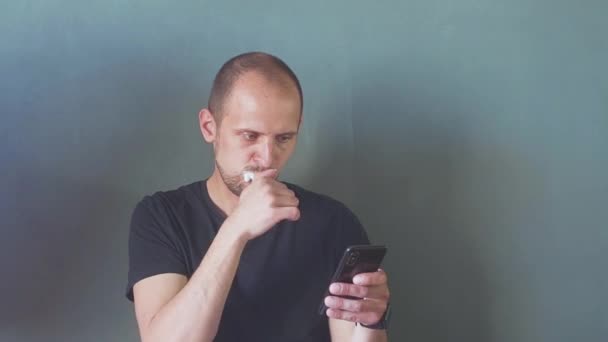 Primo piano dell'uomo utilizzando lo smartphone. concetto di dipendenza dal telefono. giovane uomo d'affari digitando e navigando sui social media sul suo telefono mentre si lavava i denti. Hd — Video Stock