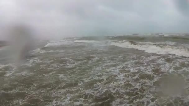 해변에 극단적 인 바람과 비. 아드리아 해의 폭풍. — 비디오