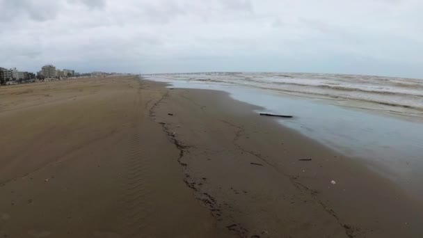 Viento extremo y lluvia en la playa. Tormenta en el mar Adriático . — Vídeos de Stock