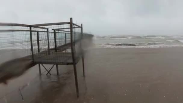 Ponte de pedra para a praia tempestade e fundo nublado. Liberdade viagem aventura e desafio conceito de negócios. Negócios ou estilo de vida extremo e perigoso — Vídeo de Stock