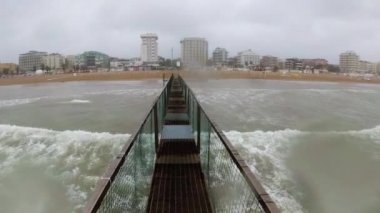 Fırtına plaj ve bulutlu arka plan için taş köprü. Özgürlük seyahat macera ve meydan iş kavramı. Aşırı ve tehlikeli iş veya yaşam tarzı. Rimini Mayıs 2019