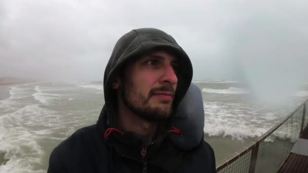 어부 또는 선원 검은 옷을 입고 바다 근처 서 나쁜 폭풍우 날씨, 이탈리아, 리미니. — 비디오