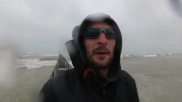 Pescador ou marinheiro em roupas pretas Em pé perto do mar Em mau tempo e tempestade, Itália, Rimini . — Vídeo de Stock