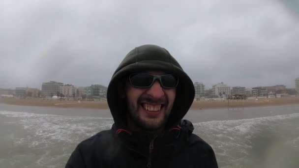 Pescador o marinero en ropa negra De pie cerca del mar En mal tiempo y tormenta, Italia, Rimini . — Vídeos de Stock