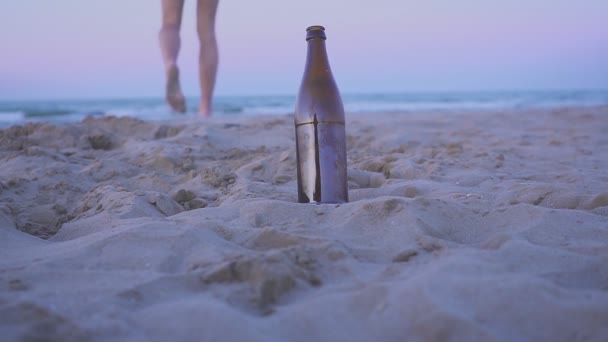 Egy ember befejező sörét, és megy úszni a tengerbe. Társadalmi téma fogalmát. Úszás részeg veszélyes. — Stock videók