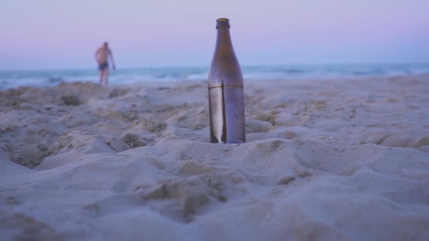 Um homem a acabar a cerveja e a ir nadar até ao mar. Conceito de tema social. Nadar bêbado é perigoso . — Vídeo de Stock