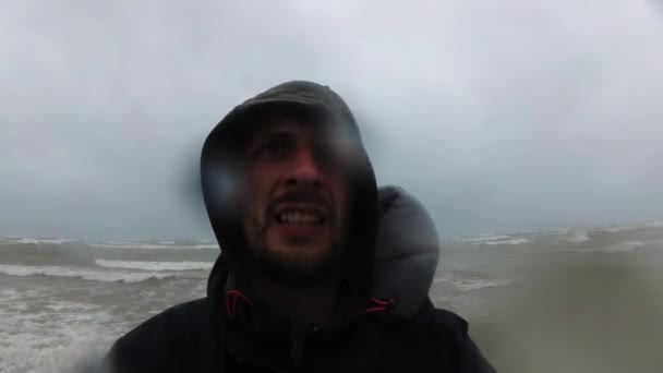 Fiskare eller sjöman i svarta kläder stående nära havet i bad och Storm väder, Italien, Rimini. — Stockvideo