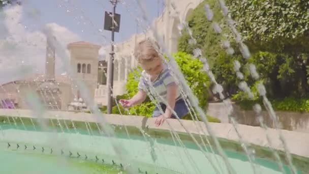 Söta barn glad kul att spela vatten stänk i San Marino — Stockvideo