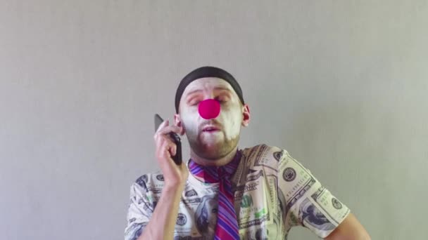 Crazy clown boss businessman in dollar shirt speaks by phone man angry expression — Stock Video