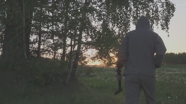 Fuerte leñador cortando madera en el bosque. puesta de sol — Vídeo de stock