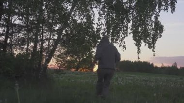 Ormanda odun kesen güçlü bir oduncu. Günbatımı