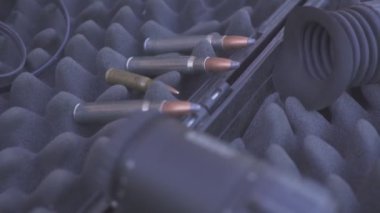 Sniper veya avcılık vaka mühimmat. Siyah durumda bipod ile sniper tüfeği.