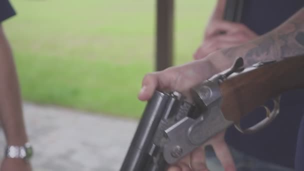 Ropa de cazador masculino lista para cazar con rifle de caza — Vídeo de stock