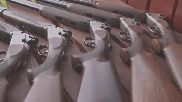 Шесть охотничьих двуствольных ружей на столе в приборной панели — стоковое видео