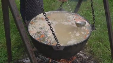 bir tavada ateş üzerinde pişirme balık çorbası