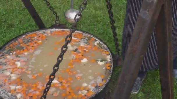 Koken vissoep in een pan op het vuur — Stockvideo